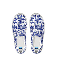 Load image into Gallery viewer, Blue Willow Style Chinoiserie Slip On Canvas Shoes